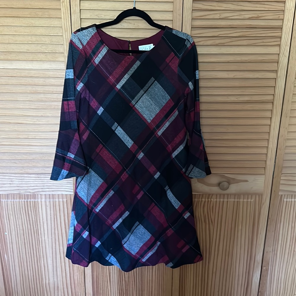 Black plaid 3/4 sleeve dress.